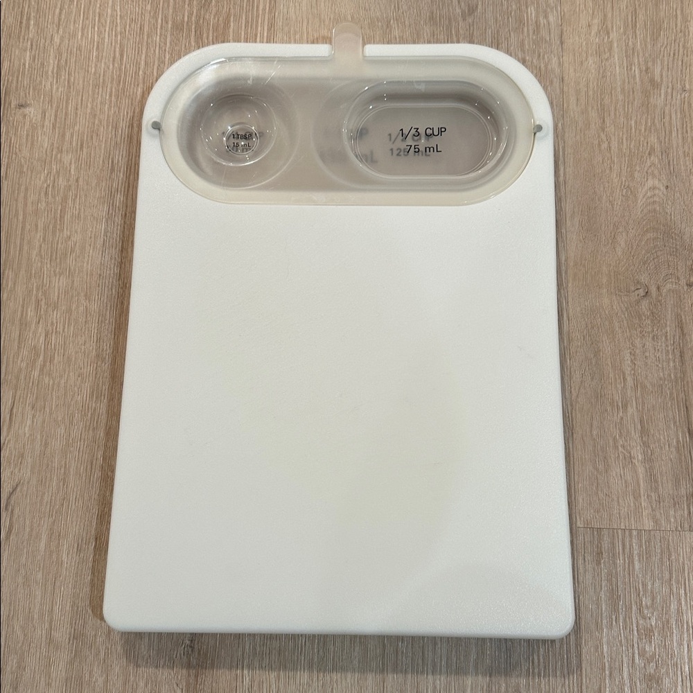 Pampered Chef 1028 Cutting Board with measuring cup retired older model